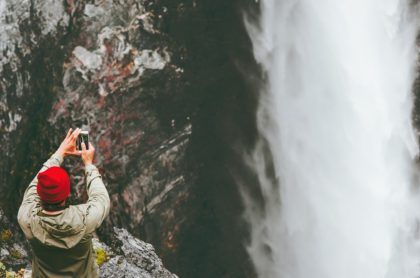 Joven bloguera cayó desde el borde de una cascada por tomarse una selfi