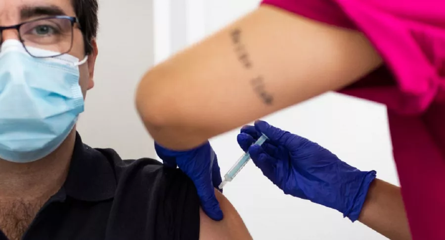 Con personas de 35 a 39 años comienza la última etapa de vacunación en Colombia.
