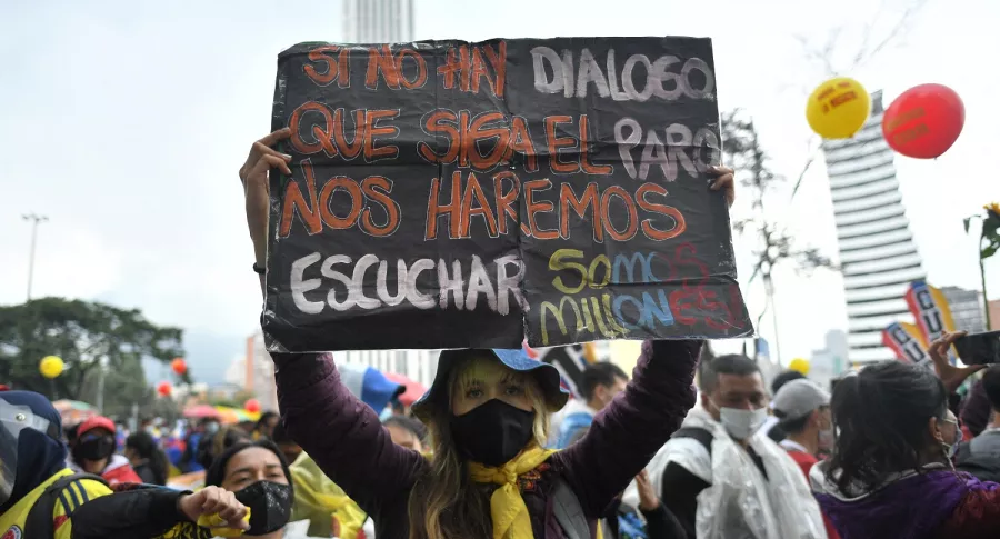 Manifestante ilustra nota sobre convocatoria de protestas en Bogotá