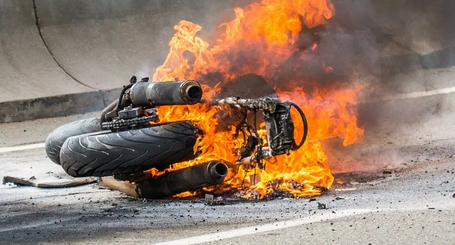 Imagen de moto quemada que ilustra nota; en Bogotá, ladrones fueron golpeados por sus víctimas en Engativá