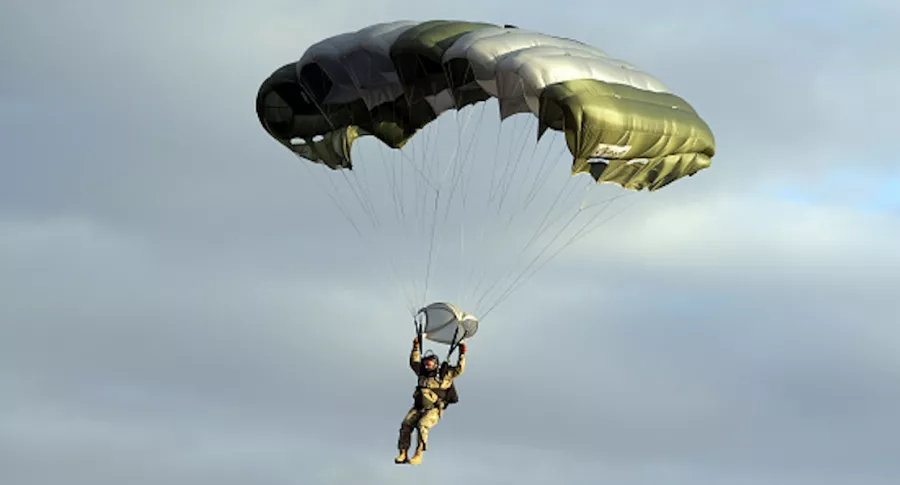 En caída de emergencia, paracaidista se estrella contra una casa y sobrevive