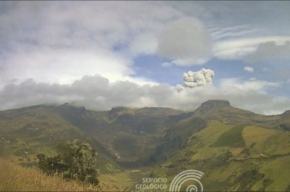 Imagen de la emisión de ceniza del volcán Nevado del Ruiz, que cayó hasta Manizales