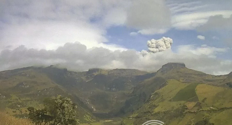 Imagen de la emisión de ceniza del volcán Nevado del Ruiz, que cayó hasta Manizales