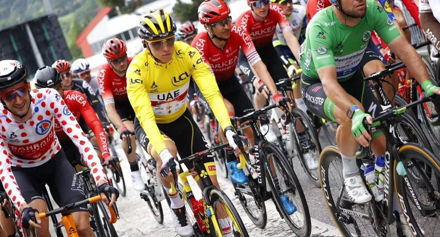 Ciclistas del Tour de Francia ilustran nota sobre registro que le hicieron a uno
