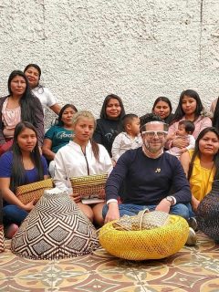 Juan Pablo Socarrás acompañado de las mujeres tejedoras del Cauca.