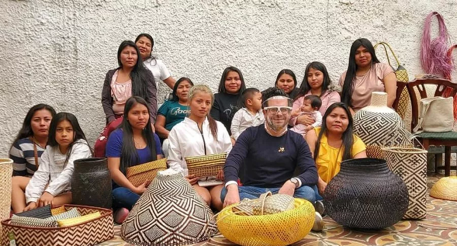 Juan Pablo Socarrás acompañado de las mujeres tejedoras del Cauca.