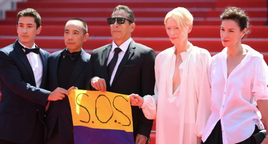 Actores alzan bandera de Colombia con mensaje de 'SOS' en Festival de Cannes