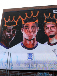 Imagen del mural de Bukayo Saka, que critica a Facebook y Twitter por permitir insultos