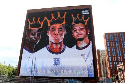 Imagen del mural de Bukayo Saka, que critica a Facebook y Twitter por permitir insultos