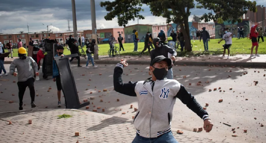 Imagen de protesta que ilustra nota; Bogotá: manifestantes se enfrentaron con policías por más de 8 horas