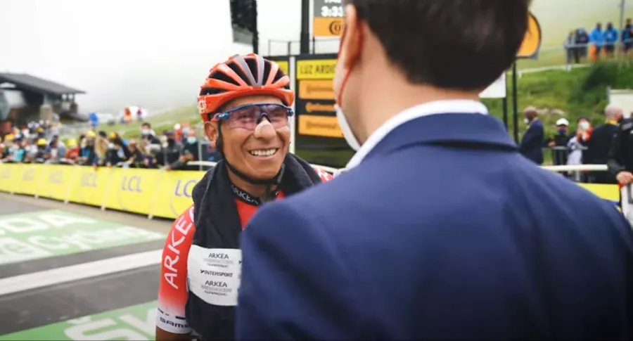 Emannuel Macron saludó a Nairo Quintana en el Tour de Francia 2021.