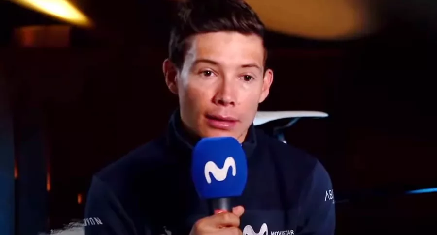 Miguel Ángel López señala al Movistar Team de su salida del Tour de Francia 2021. Imagen del popular 'Supermán'.