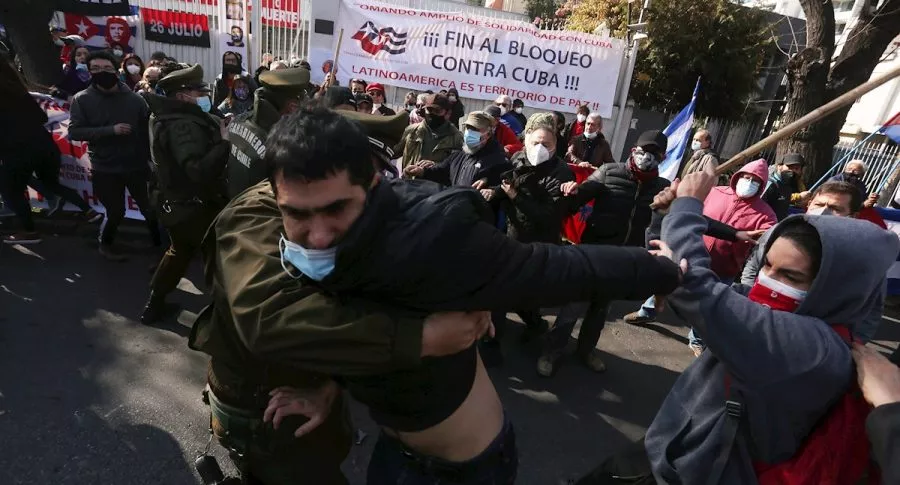 Cubanos a favor y en contra de Miguel Díaz-Canel se enfrentaron en Chile