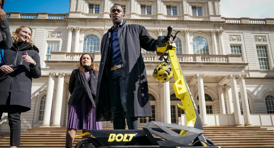 Usain Bolt y su scooter, en nota de los negocios de esta figura en Olímpicos en scooters, música y conferencias.