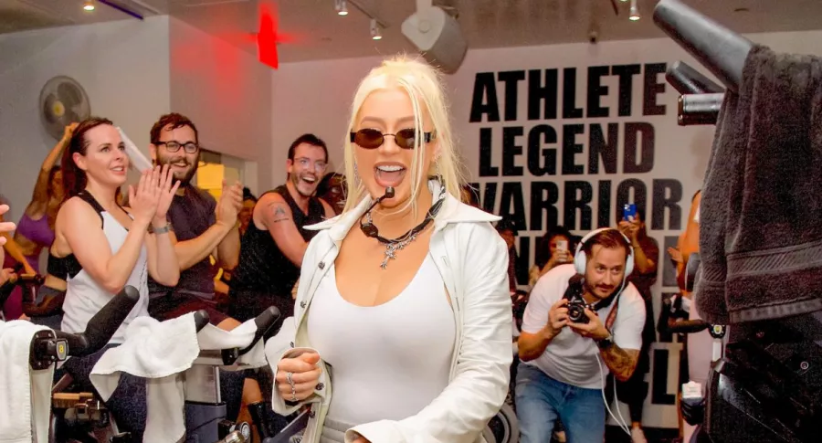 Christina Aguilera sorprende a fans en clase de spinning