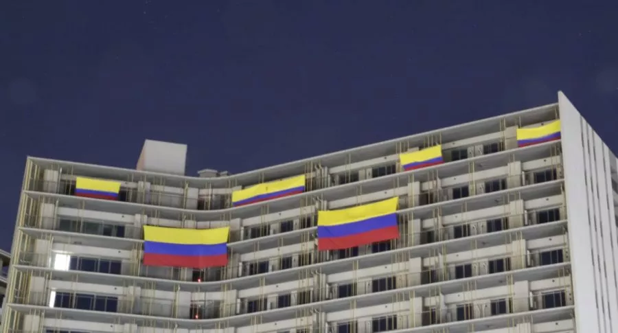 Banderas de Colombia en Tokio, en nota de primeras acciones de delegación de Colombia en Juegos Olímpicos de Tokio 2021.