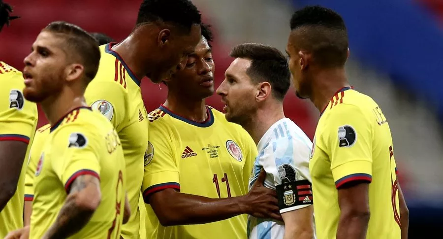 Yerry Mina y Lionel Messi confrontados en la Copa América