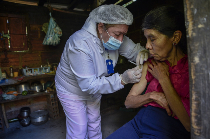 Imagen de la vacunación contra coronavirus que ilustra nota; COVID-19: Colombia, por encima del promedio de vacunación mundial