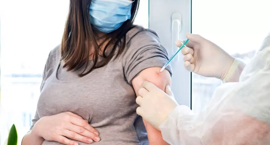 OMS pide priorizar a mujeres embarazadas en lista de vacunación de COVID-19