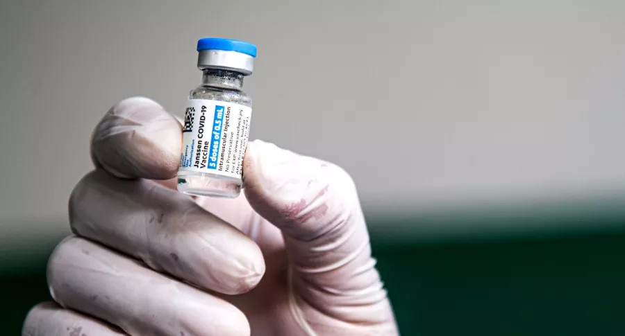 Imagen de dosis de vacuna que ilustra nota; COVID-19: universidad en Estados Unidos manda vacunación a estudiantes
