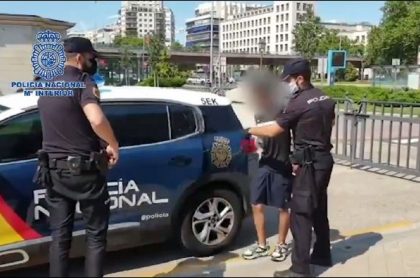 Momento en que la policía de España detiene a un joven colombiano acusado de golpear a un enfermero, que le pidió usar tapabocas en el Metro de Madrid