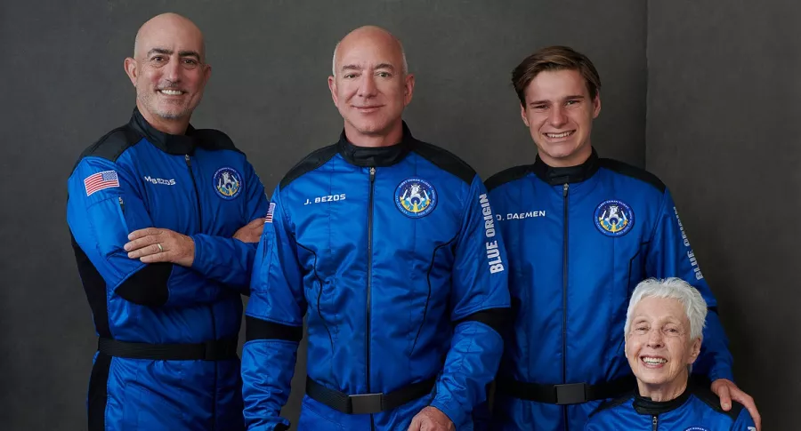 Mark Bezos, Jeff Bezos, Oliver Daemen y Wally Funk.
