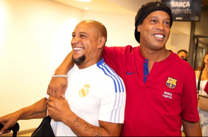 Leyendas del Barcelona vs. Real Madrid a los pies de Ronaldinho.
