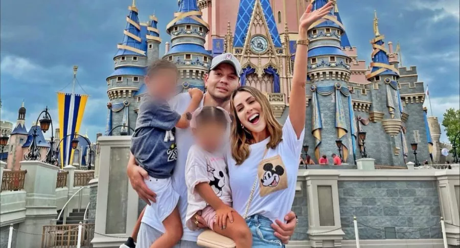 Carolina Soto con su esposo Germán González y sus hijos Valentino y Violetta en Disney, en donde la pequeña se subió por primera vez a una montaña rusa.
