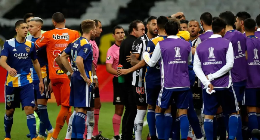 Jugadores de Boca Juniors armaron pelea después de perder su partido de octavos de final de Copa Libertadores con Atlético Mineiro.