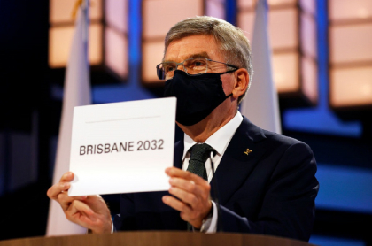 El presidente del Comité Olímpico Internacional, Thomas Bach, anuncia la designación de la sede de los juegos del 2032.