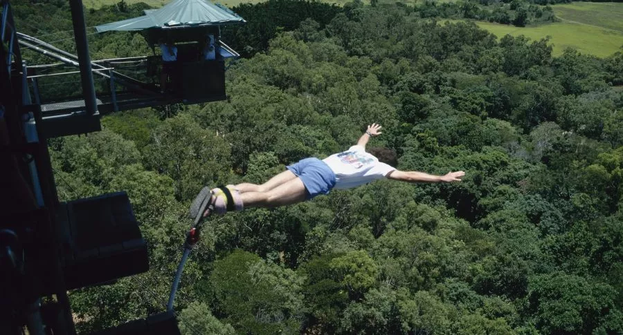 Persona haciendo bungee jumping ilustra nota sobre empresa con la que murió joven en Antioquia