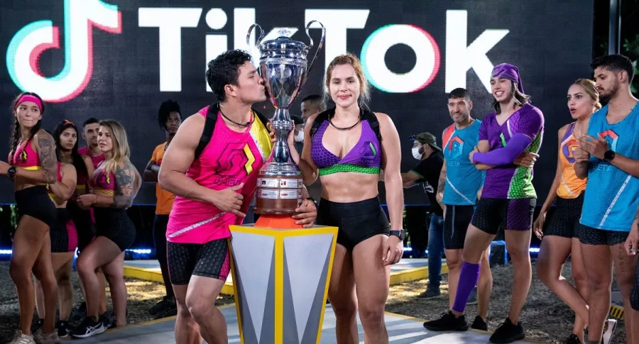 'Galo' y Paola, ganadores del 'Desafío' 2021, con el trofeo cerca de otros concursantes, a propósito de qué harán con la plata que se ganaron y quiénes son.