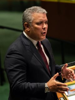Foto de Iván Duque, a propósito de qué raza son sus perros portuguese water y cuánto valen