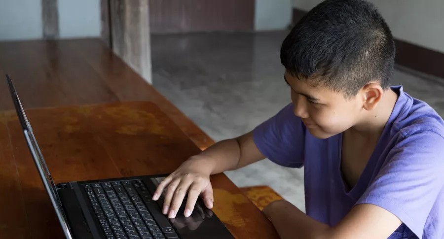 Niño usando computador ilustra nota sobre subsidios de Internet que dará MinTic