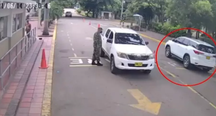 Imagen del momento en que camioneta cargada con explosivos ingresó a brigada del Ejército en Cúcuta