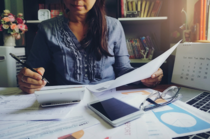 Foto persona revisando documentos, en nota de Cuándo declarar renta en 2021: calendario de declaración de renta y cómo hacerla.