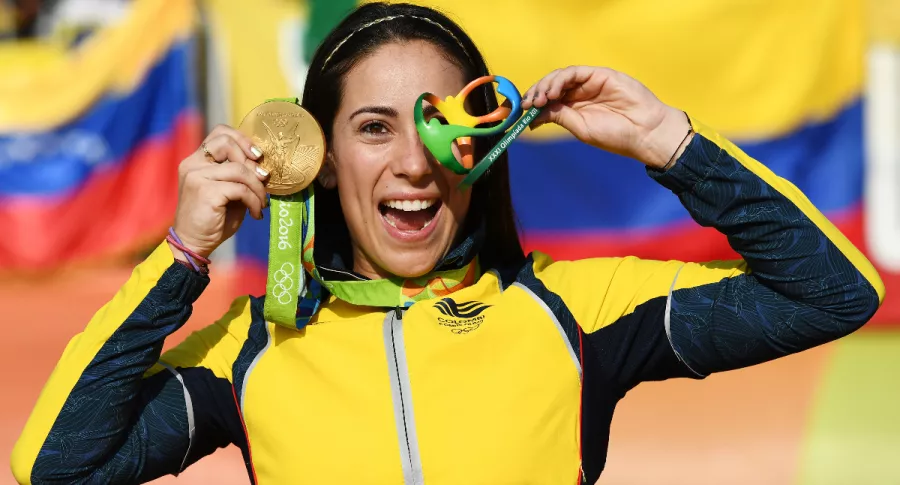 Foto de Mariana Pajón con medalla de oro, en nota de cómo en Colombia se trabaja la mentalidad ganadora para los Olímpicos.