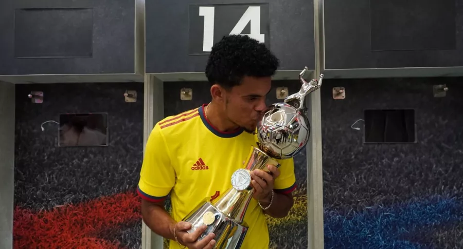 Luis Díaz y el premio que recibió por ser goleador de Copa América, título que comparte con Lionel Messi