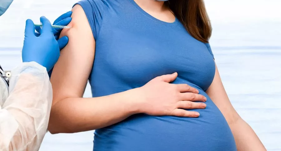 Mujer embarazada recibiendo vacuna ilustra nota sobre que empieza la vacunación contra la COVID-19 para las embarazadas