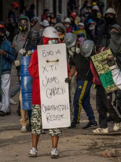 Imagen de protesta que ilustra nota; Patrulla de Policía atacada con bombas en Suba, en Bogotá