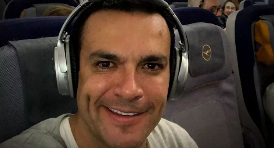 Juan Diego Alvira en un avión, a propósito de que publicó foto de sus vacaciones con su hija María del Mar.