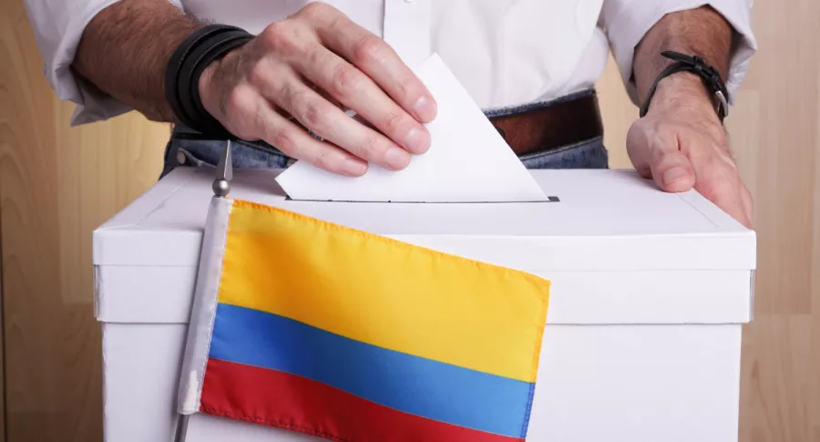 Foto de persona votando, en nota de Elecciones en Colombia en 2022 sobre Ley de garantías e inscripción de candidatos.