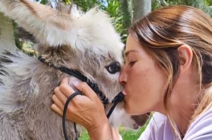 Foto de Kathy Sáenz y su burra, en nota de nueva mascota de la actriz.