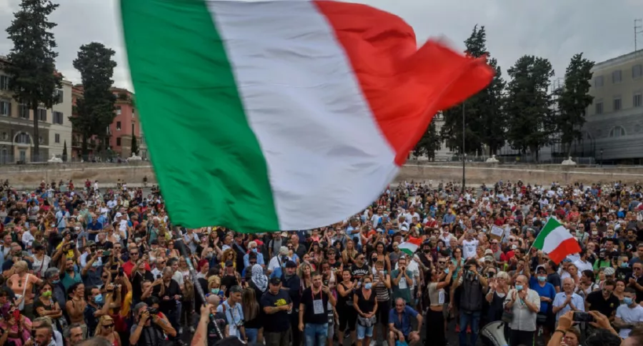 Imagen de protesta en Roma que ilustra nota; COVID-19: en Italia y Francia protestan por pasaporte sanitario