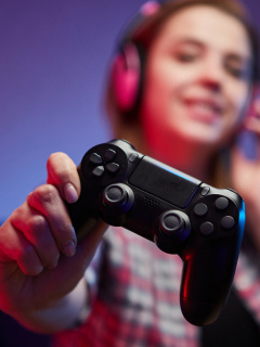 Foto de persona con control de PlayStation, en nota de Sony publicó por error juegos gratis para agosto.