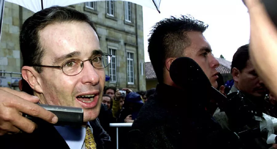 Álvaro Uribe sufrió un atentado en abril del 2002, cuando era candidato presidencial.