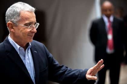 Álvaro Uribe Vélez, en un puesto de votación, expresidente al que la Fiscalía pide precluir el proceso en su contra por falsos testigos