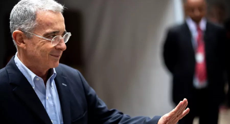 Álvaro Uribe Vélez, en un puesto de votación, expresidente al que la Fiscalía pide precluir el proceso en su contra por falsos testigos