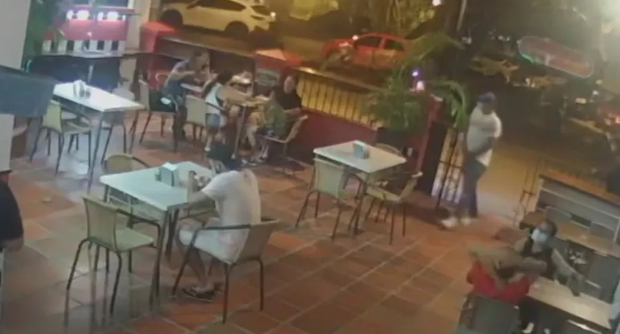 Imagen del atraco a mano armada a un policía de civil y su familia, en un local de pizza en Cartagena