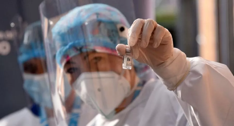La vacunación en Medellín se volvió a suspender por falta de dosis.